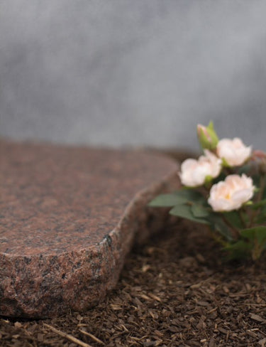Grabplatte, Gedenktafel Granit Vanga Schmetterlingform bossiert